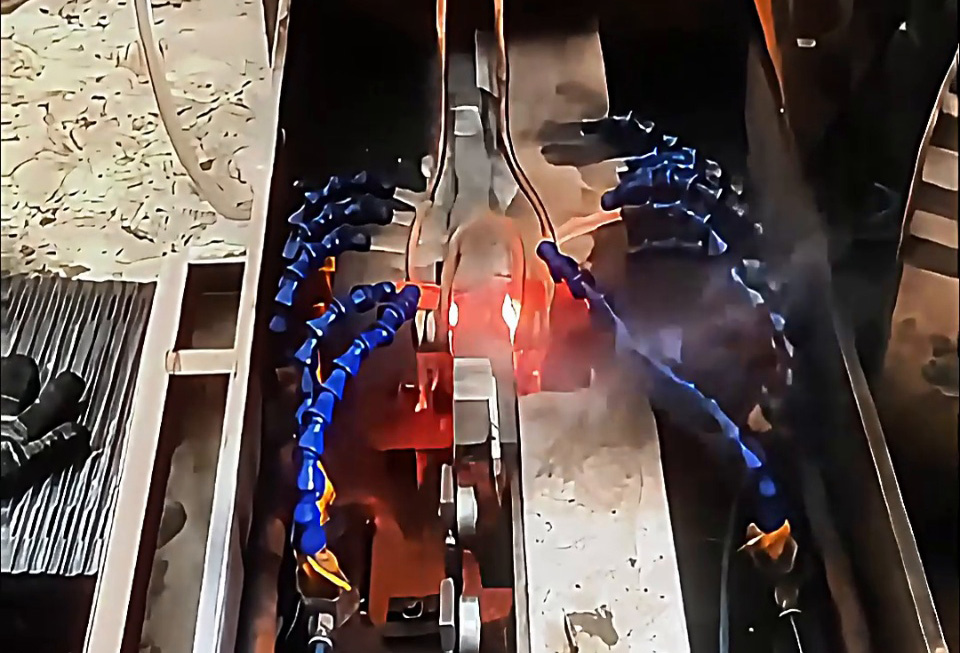 簡易高頻淬火生產(chǎn)線：直線工件連續(xù)淬火的高效方案，速度控溫 + 固定功率實現(xiàn)批量處理