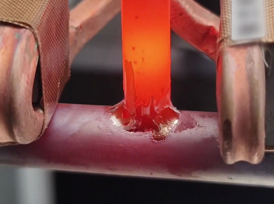 海瑞拓手持式高頻焊機(jī) + 工業(yè)機(jī)器人：銅管三通接頭全自動(dòng)化感應(yīng)釬焊的高效方案