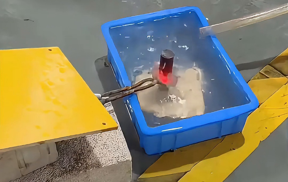 粉絲問 “高頻加熱能在水中直接加熱工件嗎？” 實(shí)測：海瑞拓高頻設(shè)備真能做到！