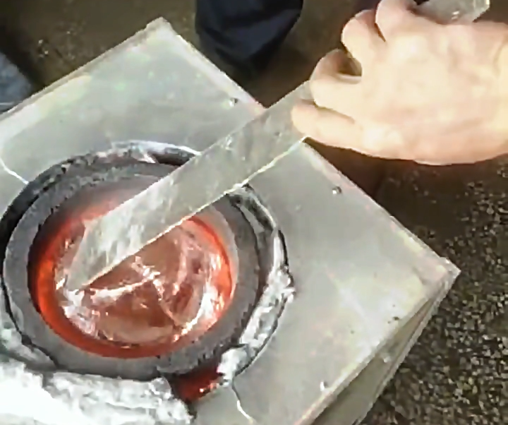 粉絲問中頻熔煉爐能熔易拉罐廢鋁嗎？實(shí)測效果很直觀！