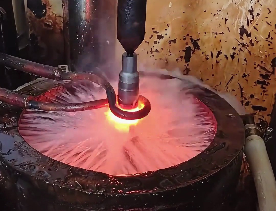 電機軸加工：45 號鋼高頻淬火，靠 “快速加熱 + 水冷” 提升表面硬度與耐磨性