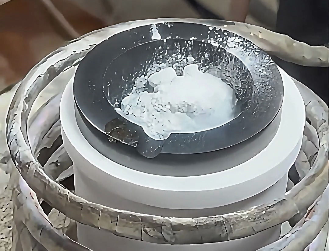 小型高頻熔煉爐也能熔玻璃粉末？特殊坩堝是關(guān)鍵！