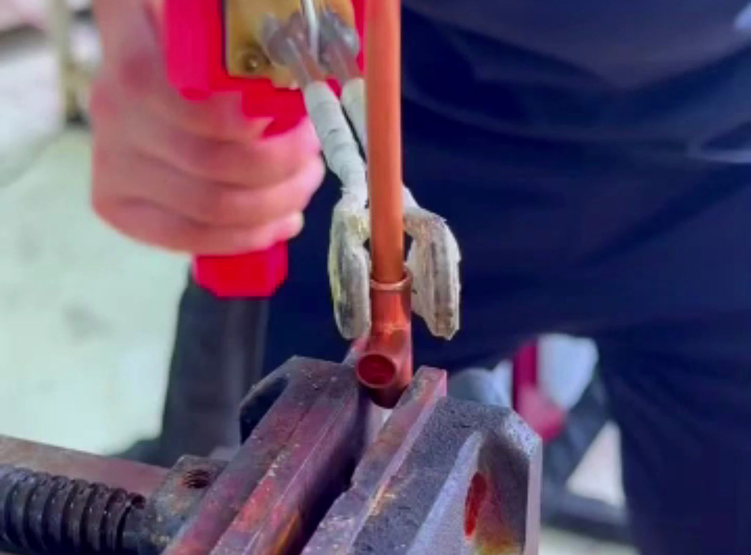 制冷行業(yè)管路焊接必備！手持式高頻焊機銅管焊接演示