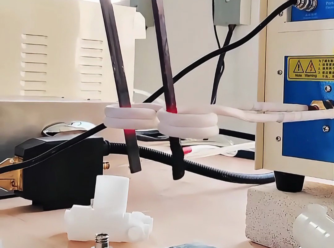 高頻加熱機(jī)一拖二同時(shí)加熱，生產(chǎn)效率翻倍！