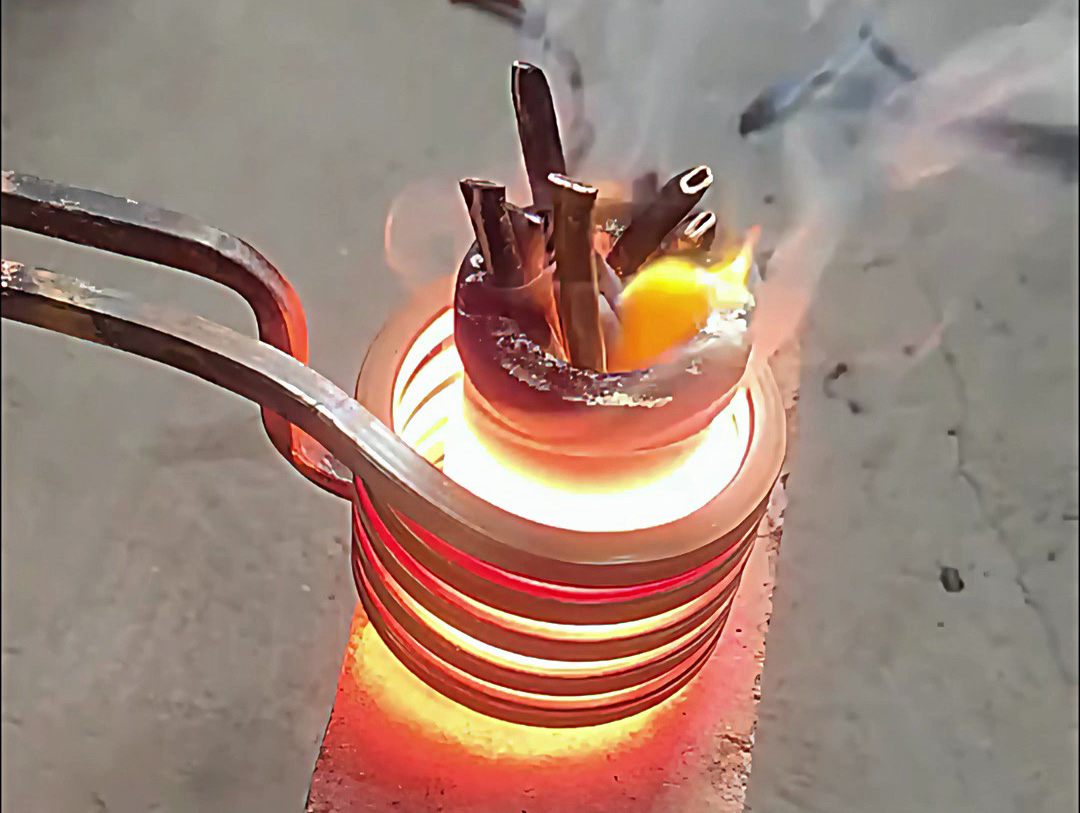 這款只要220V電壓的小型高頻熔煉爐是不是您想要的融化金屬設(shè)備