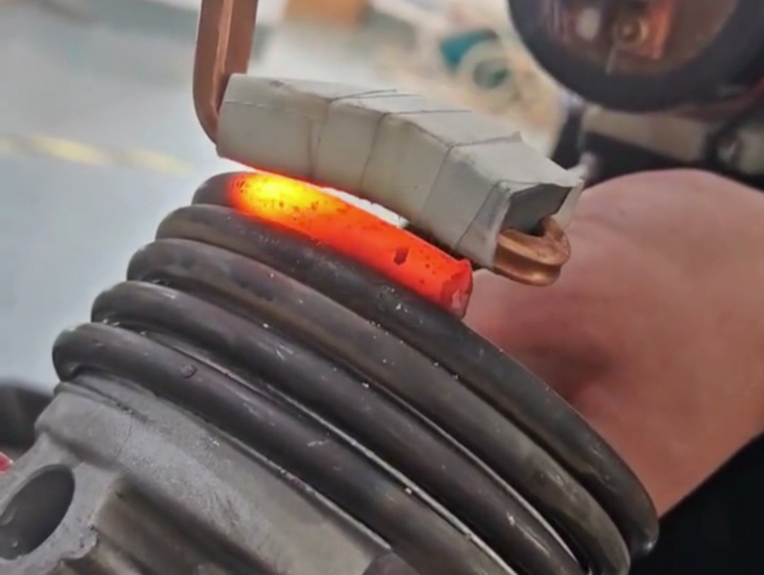 操作員親測(cè)！這款手持式高頻加熱機(jī)讓彈簧鋼熱處理變得