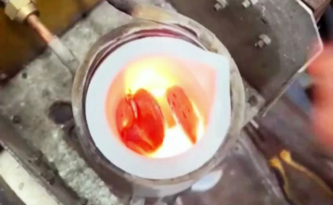 鉑金熔煉的奧秘，中頻熔金機(jī)原來是這樣熔煉貴金屬的！