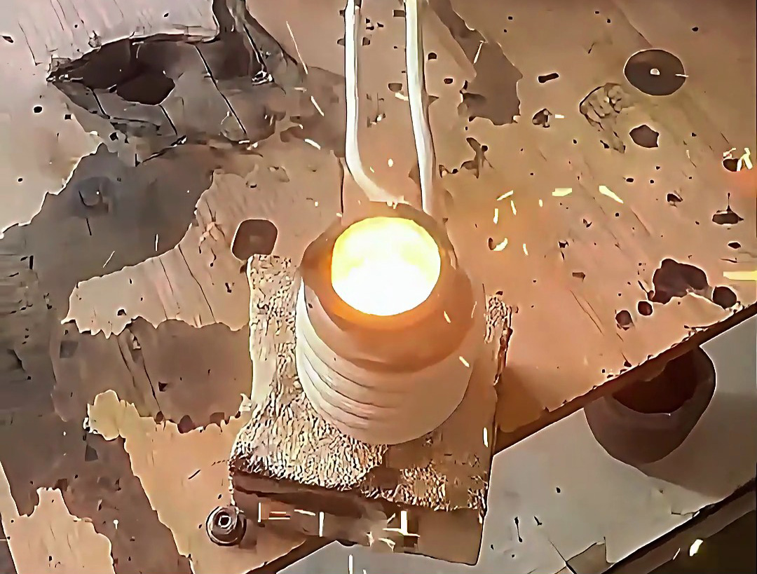 公斤小爐藏大能量：海瑞拓高頻熔煉爐，2200℃高溫精準(zhǔn)把控