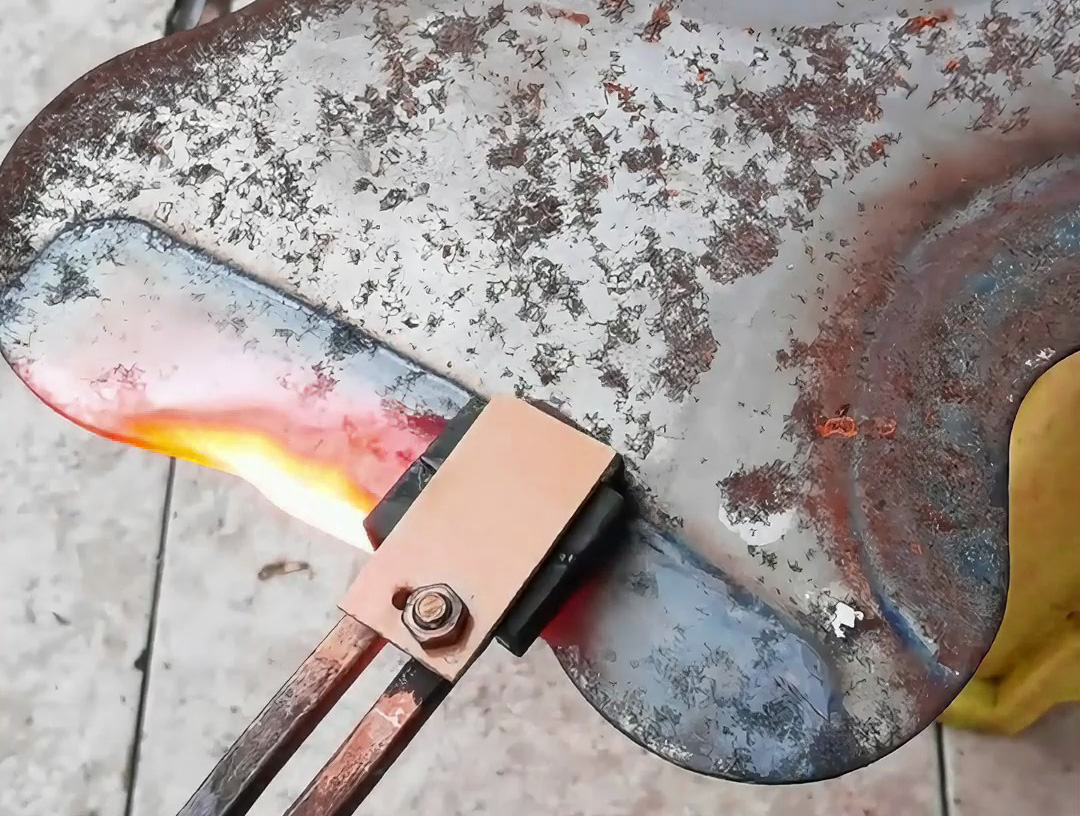 鋼板平面加熱好幫手！海瑞拓手持式高頻加熱機(jī)，均勻升溫高效省心