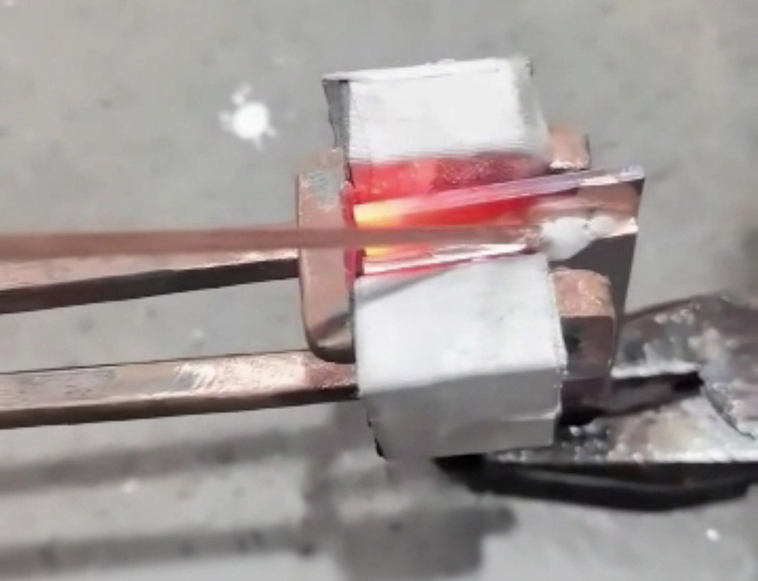 銅板焊接選手持式高頻焊機！輕便易握，操作靈活