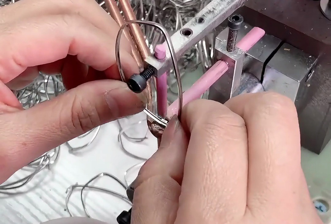 220V民用電壓！海瑞拓超高頻焊接機(jī)，眼鏡架/首飾釬焊神器