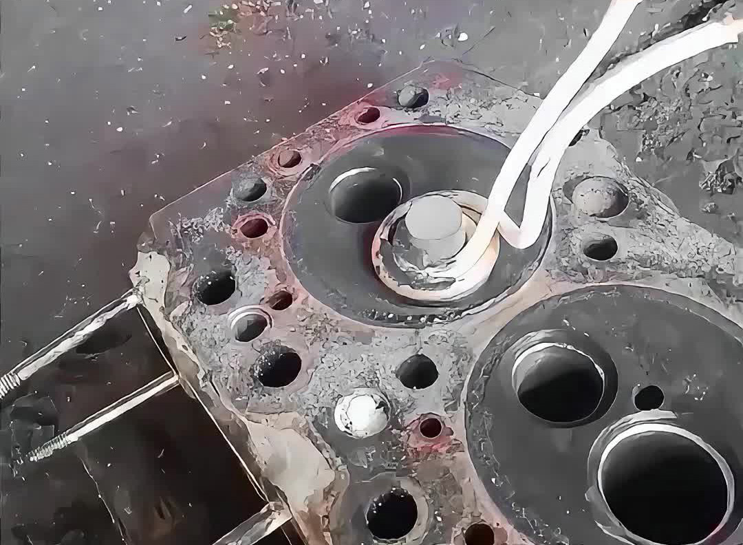 發(fā)動(dòng)機(jī)缸頭氣門墊圈拆解神器！海瑞拓手持式高頻加熱機(jī)