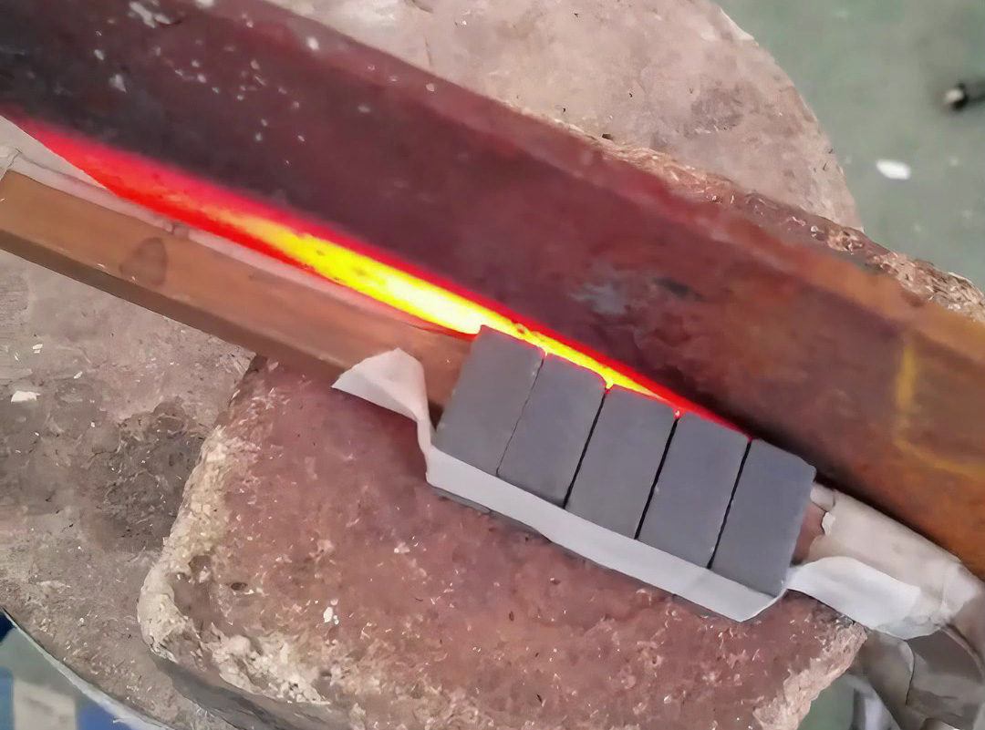 測試刀口淬火工藝，使用超高頻淬火機