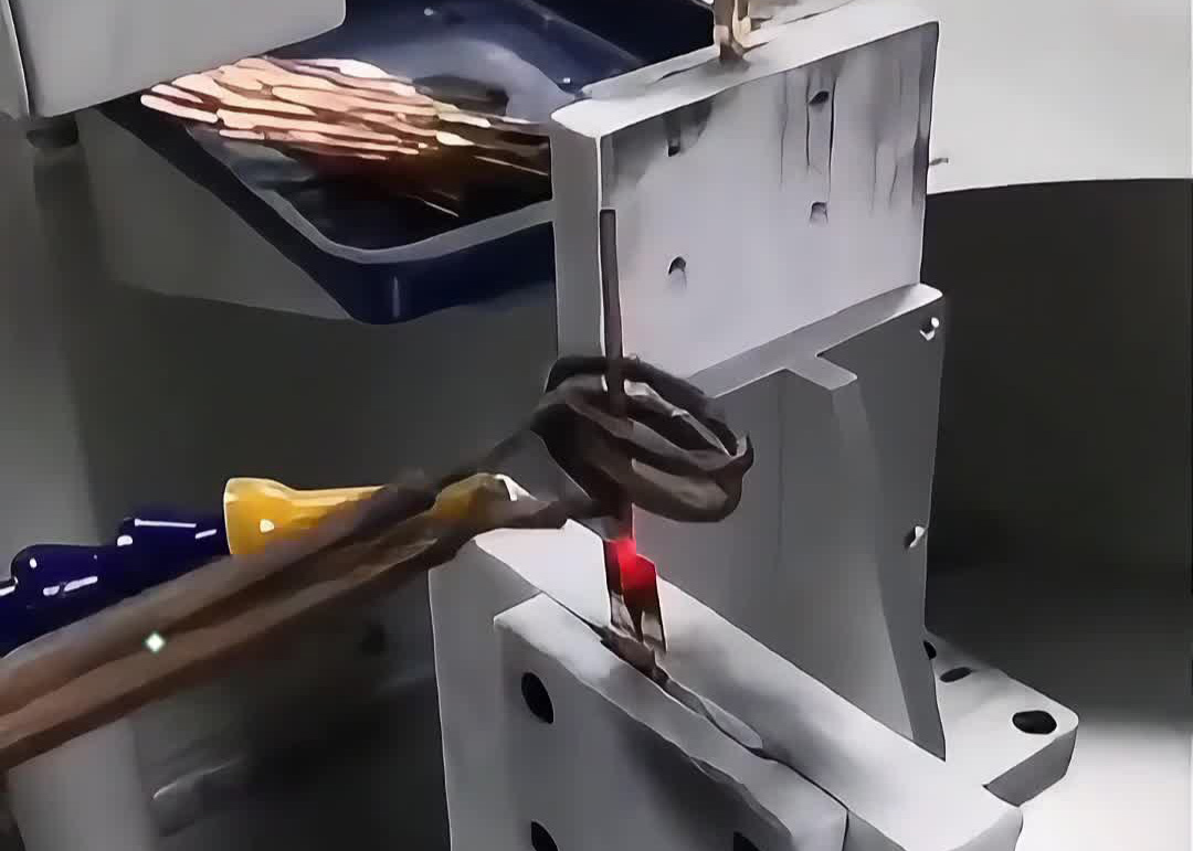 散熱器毛細銅管和銅板焊接的局部過程，人工上料的半自動高頻焊接方式