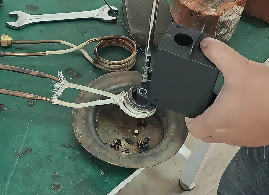 廢品回收神器！海瑞拓高頻加熱機(jī)，輕松分離PBT塑料與金屬件