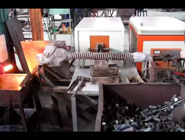 中頻鍛造加熱爐棒料加熱淬火生產(chǎn)現(xiàn)場