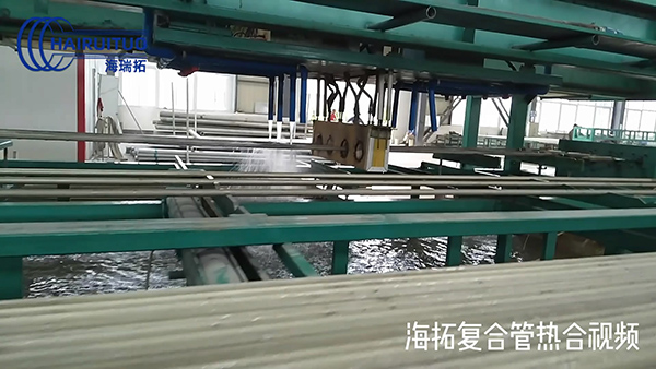  高頻加熱機配合移動平臺全自動復合管熱合視頻