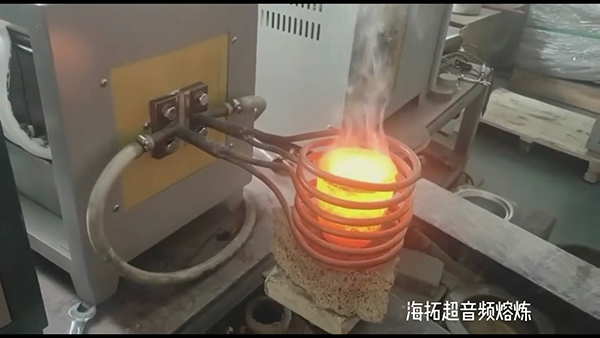 超音頻熔煉爐 這個(gè)比較少見 因?yàn)橐话阌弥懈哳l熔煉爐