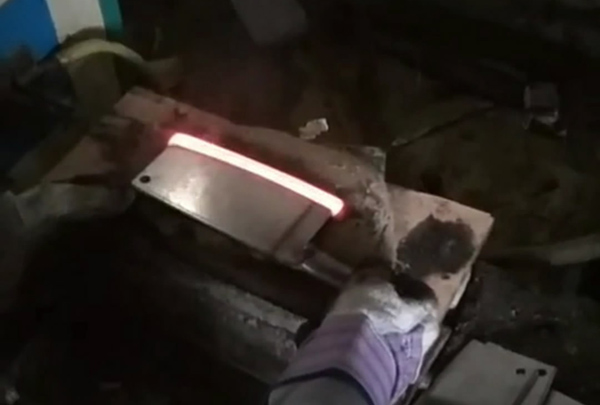  超音頻感應(yīng)加熱設(shè)備對菜刀淬火