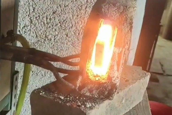 打鐵也要與時俱進，以前燒碳加熱鋼件，現(xiàn)在都用感應(yīng)加熱設(shè)備了