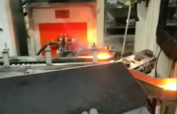 高頻感應(yīng)加熱機 加熱后上沖床紅沖鍛打 人工減少效率高