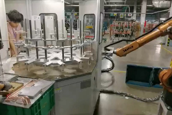 工廠實(shí)拍，配備機(jī)械手臂的高頻釬焊設(shè)備焊接銅管