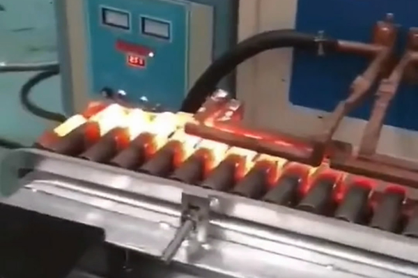 簡(jiǎn)易自動(dòng)送料的鍛造加熱爐