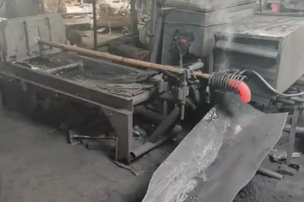 感應加熱設(shè)備配合生產(chǎn)彎頭