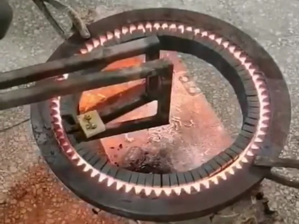 中高頻淬火設備對齒輪內齒淬火