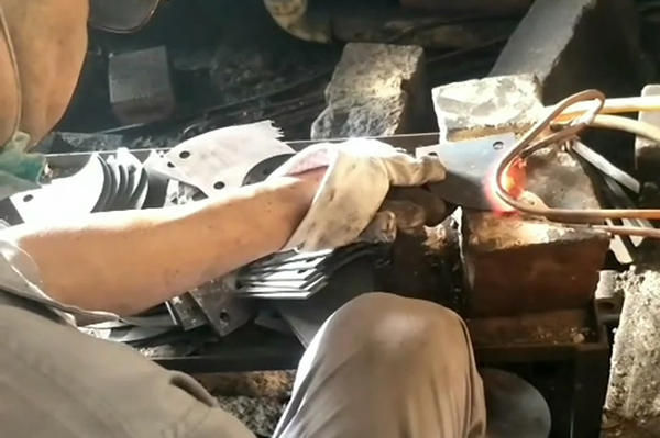 中高頻感應加熱設備對刀具淬火生產(chǎn)過程