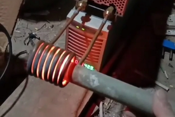 看一看小型感應加熱設(shè)備加熱鋼管有多快