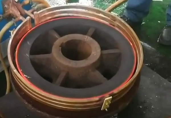 淬火機(jī)淬火時(shí)無(wú)需人工操作，淬火一鍵完成，節(jié)約人力成本。